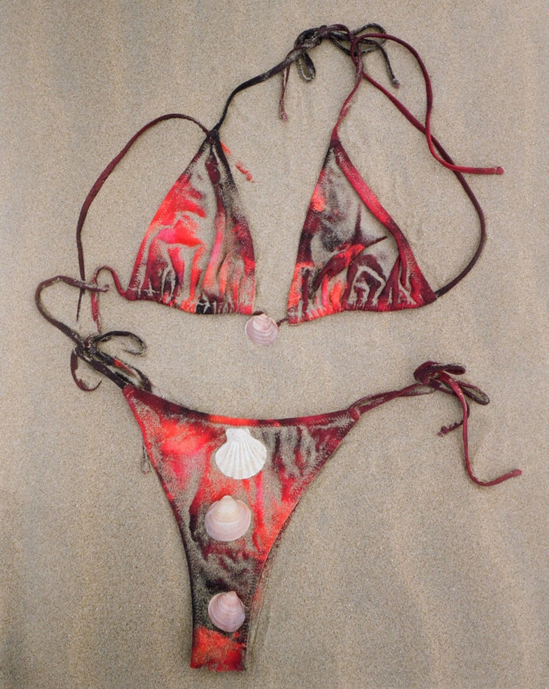 Sirena bikini top is a classic, triangle shape bikini top featuring a warm, sunset-inspired wine red print. Inspired by the iconic ‘90s, Sirena is designed to provide support and shaping with adjustable halter neck and back ties.