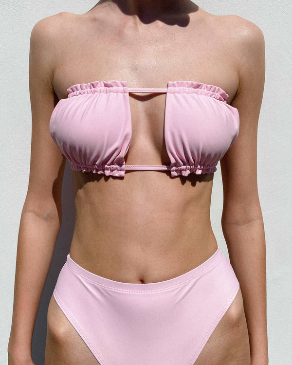 The Vixen top in Cotton Candy is a halter bikini top with a flattering design and an adjustable neck tie that can be worn in various different ways.  The Vixen bikini top has luxurious features which include movable ruched design and double lining for comfort and support. Mix and match the Vixen Cotton Candy bikini top with any Sundaze the Label bikini bottoms. 